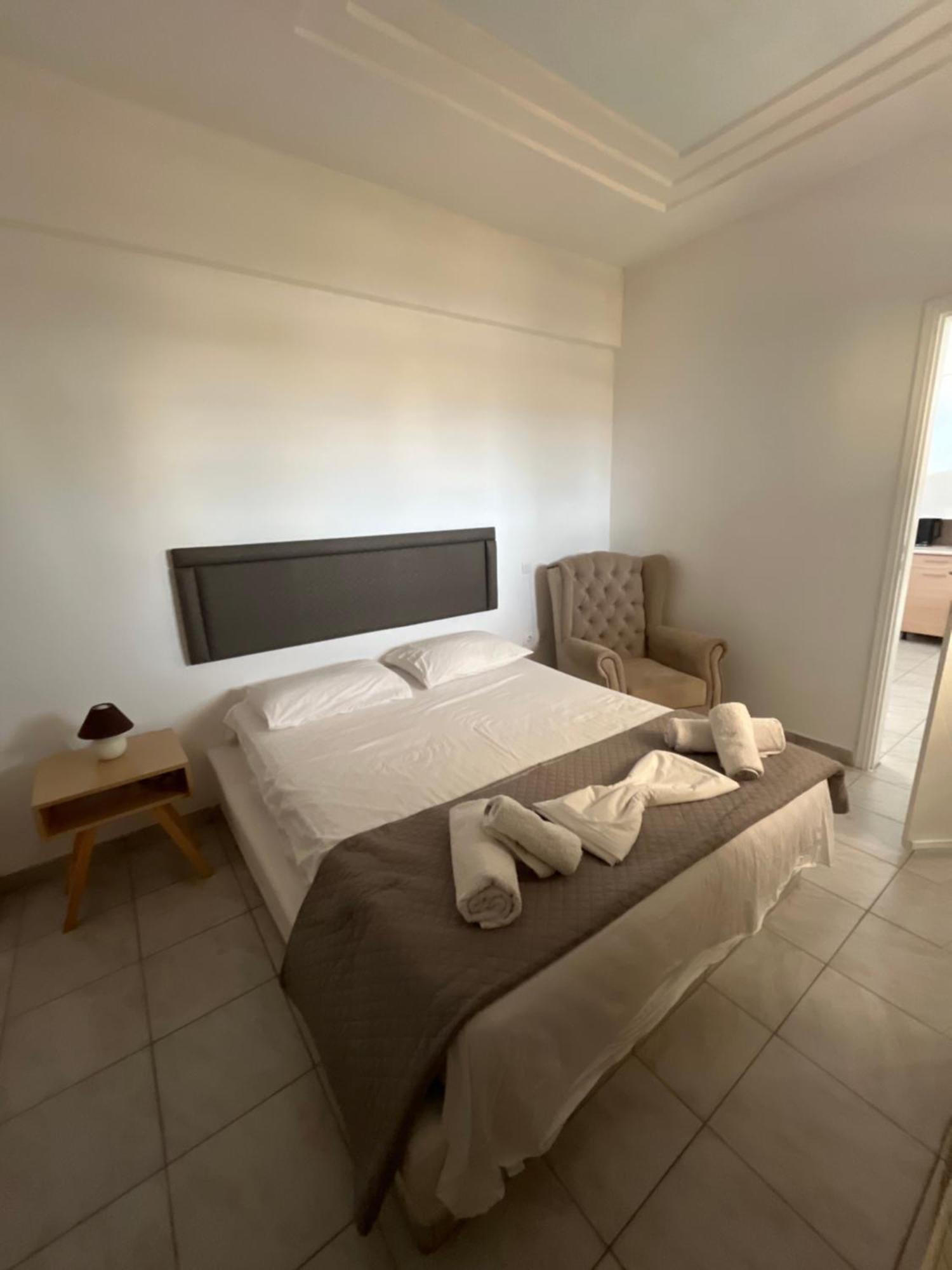 Leon Lux Apartments Perivolos  Eksteriør billede
