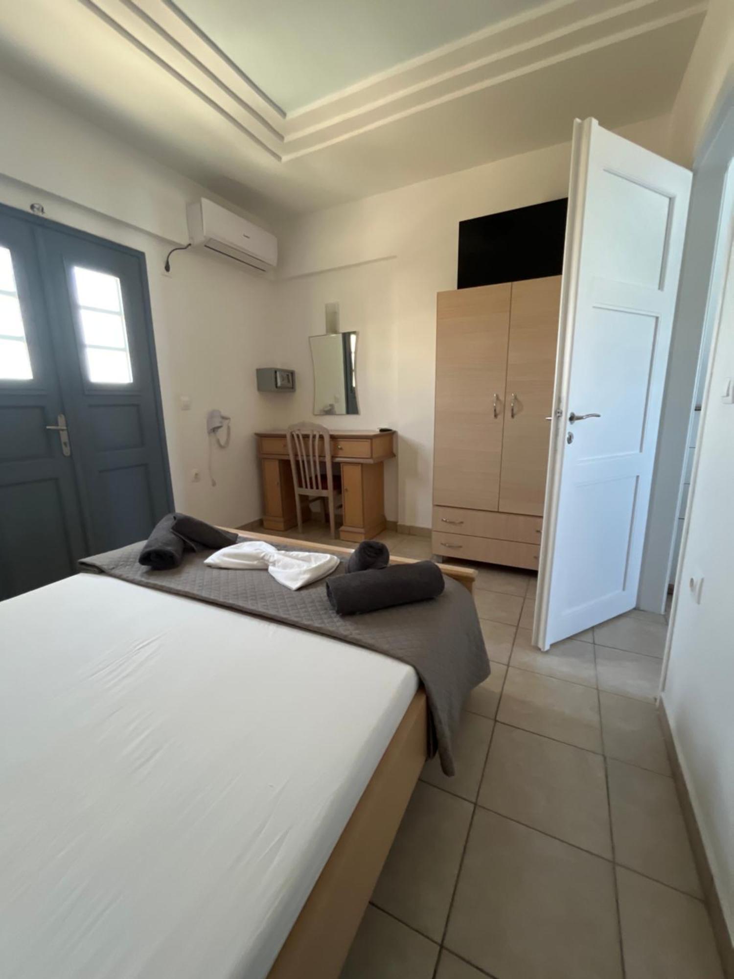 Leon Lux Apartments Perivolos  Eksteriør billede
